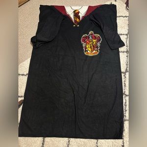 Harry Potter Hogwarts griffindor blanket with sleeves